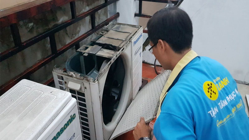 Liên hệ các dịch vụ vệ sinh máy lạnh để dàn nóng máy lạnh của bạn được làm sạch một cách hiệu quả nhất